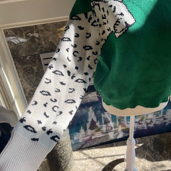 Fun snow leopard sweater - Picture 3 of 3